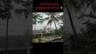 Download lagu dahsyat nya sambaran petir ⚡ ‼️terekam kamera detik“ petir menyambar atap rumah #shorts mp3