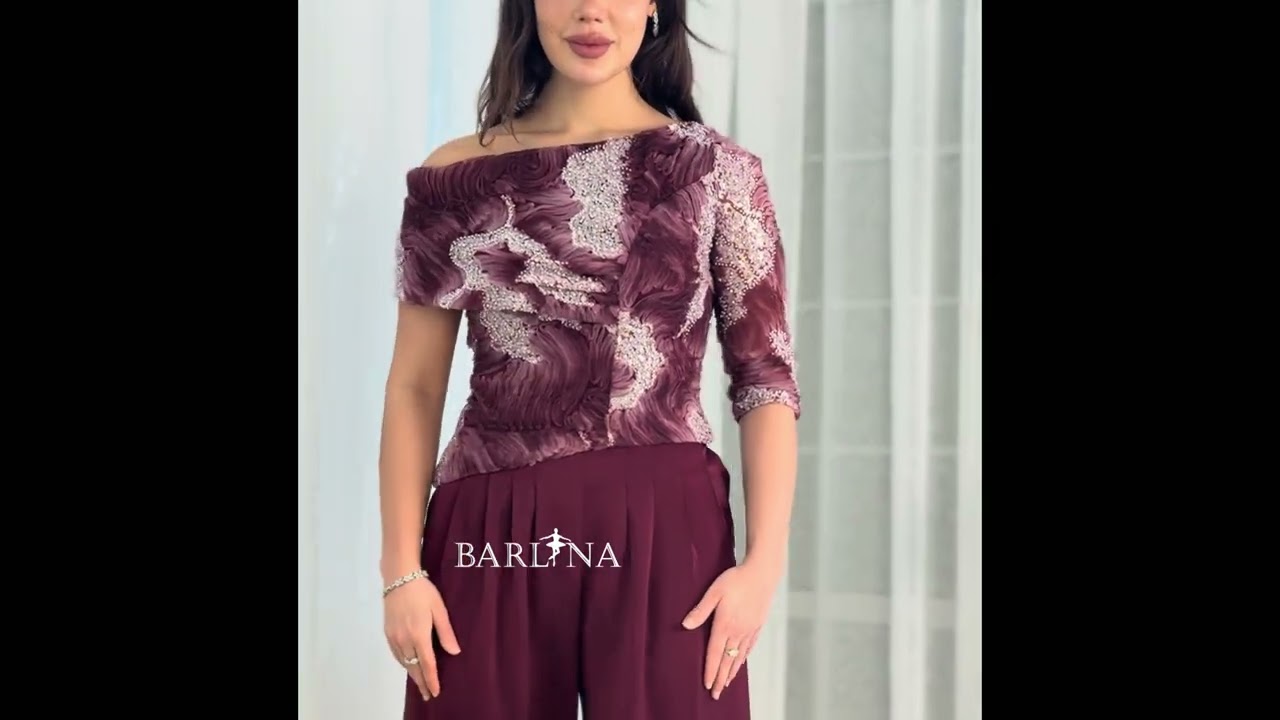 Elegant outfit with a patterned blouse and wide-leg trousers - XL