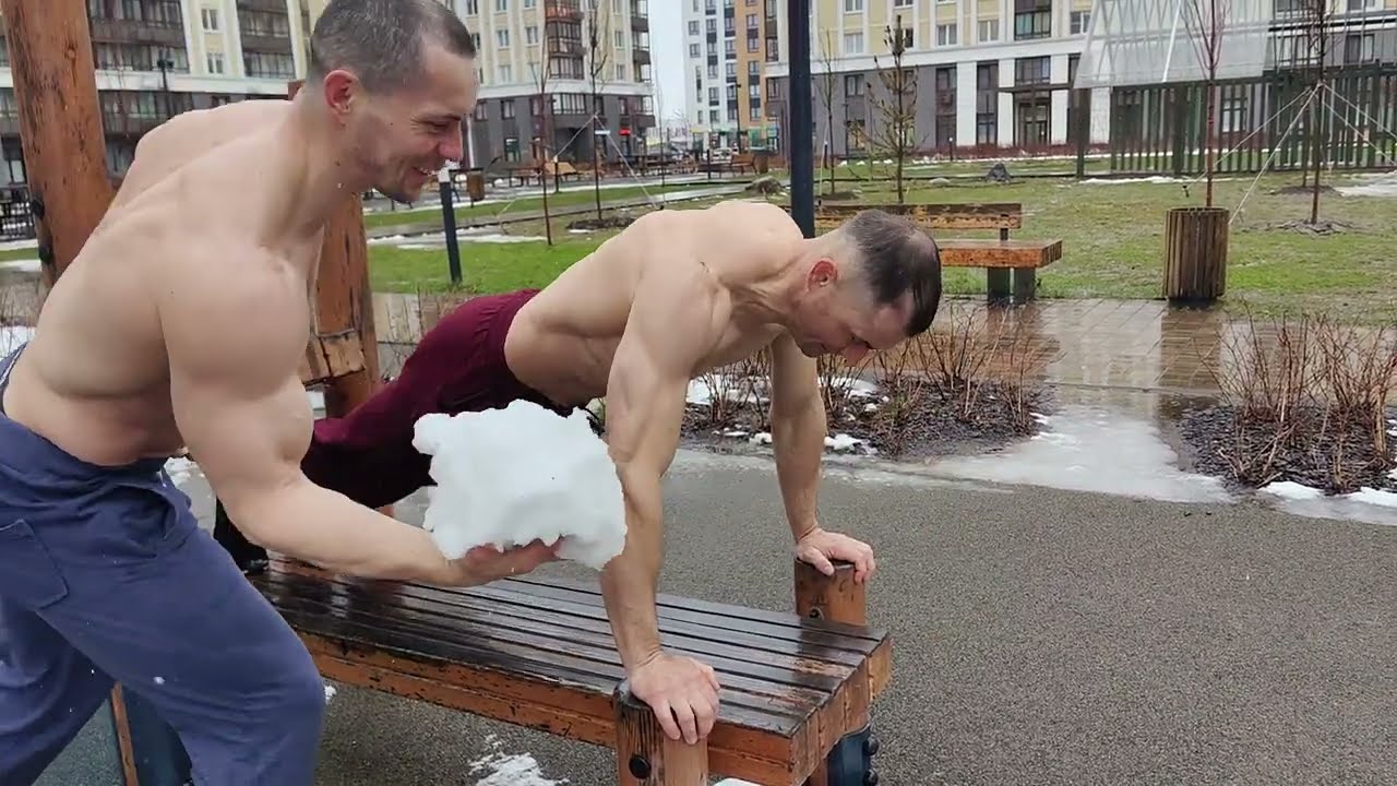 Лютый треш на спортплощадке! Это точно конец апреля?? Братский воркаут