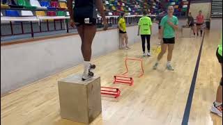 Travail de la pliometrie chez des joueuses en handball par le coach Roger Olivas Sanchez I handball