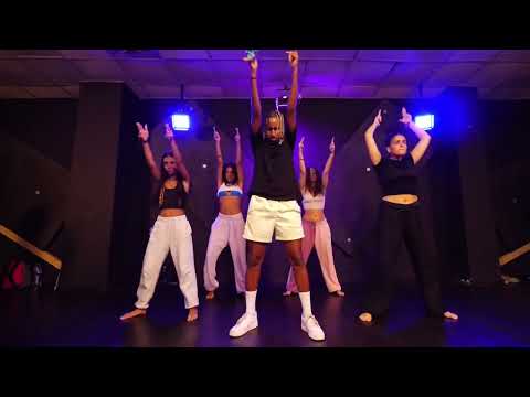 Stephane Legar & Innoss'B - Pistolet | Bestreet | Yoav Sanbata