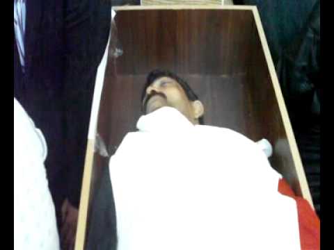 جثمان أحد ضحايا المجزرة في مدينة دوما في محافظة ريف دمشق