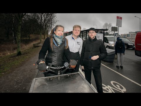 Mitt i Solna testar hur bussen står sig tidsmässigt som färdmedel i rusningstrafiken.