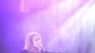 Coeur de pirate à Vienne " Retour à Véga" (The Stills Cover) & "Place de la République"