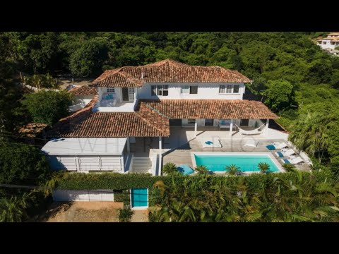 W04.287 - Casa com piscina e 5 suítes em Búzios