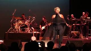 Thelma Houston performs "Don't Leave Me This Way"