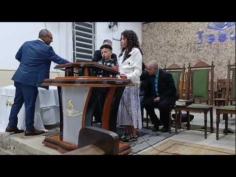 Kleber Luiz e Luiza Brito cantando na igreja