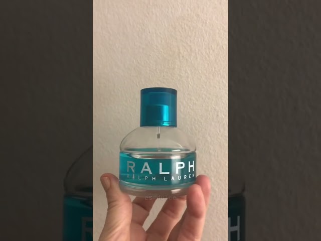 Vídeo relacionado con Ralph Lauren Ralph Eau de Toilette, Fragancia Floral Fresca y Limpia, Aroma Juvenil y Almizclado, Intensidad Media, Duración Prolongada, Perfume de Lujo para Mujer, 100 ml.