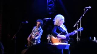 Lucinda Williams   Tryin' to get to heaven before they close the door (Bob Dylan)