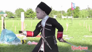 Flankýrovka-kozácký způsob ovládání dvou šavlí. Flankýrovka-kozácký způsob ovládání dvou šavlí.