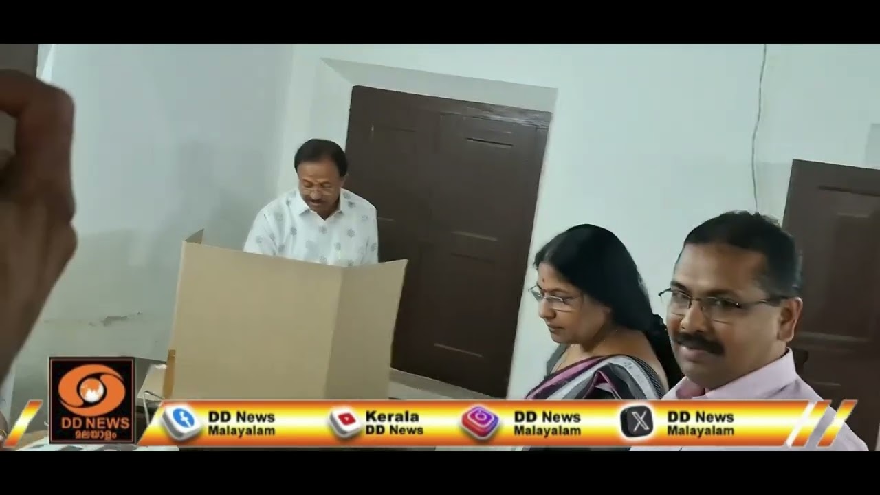 മുൻ കേന്ദ്രമന്ത്രി വി. മുരളീധരൻ വോട്ട്  രേഖപ്പെടുത്?