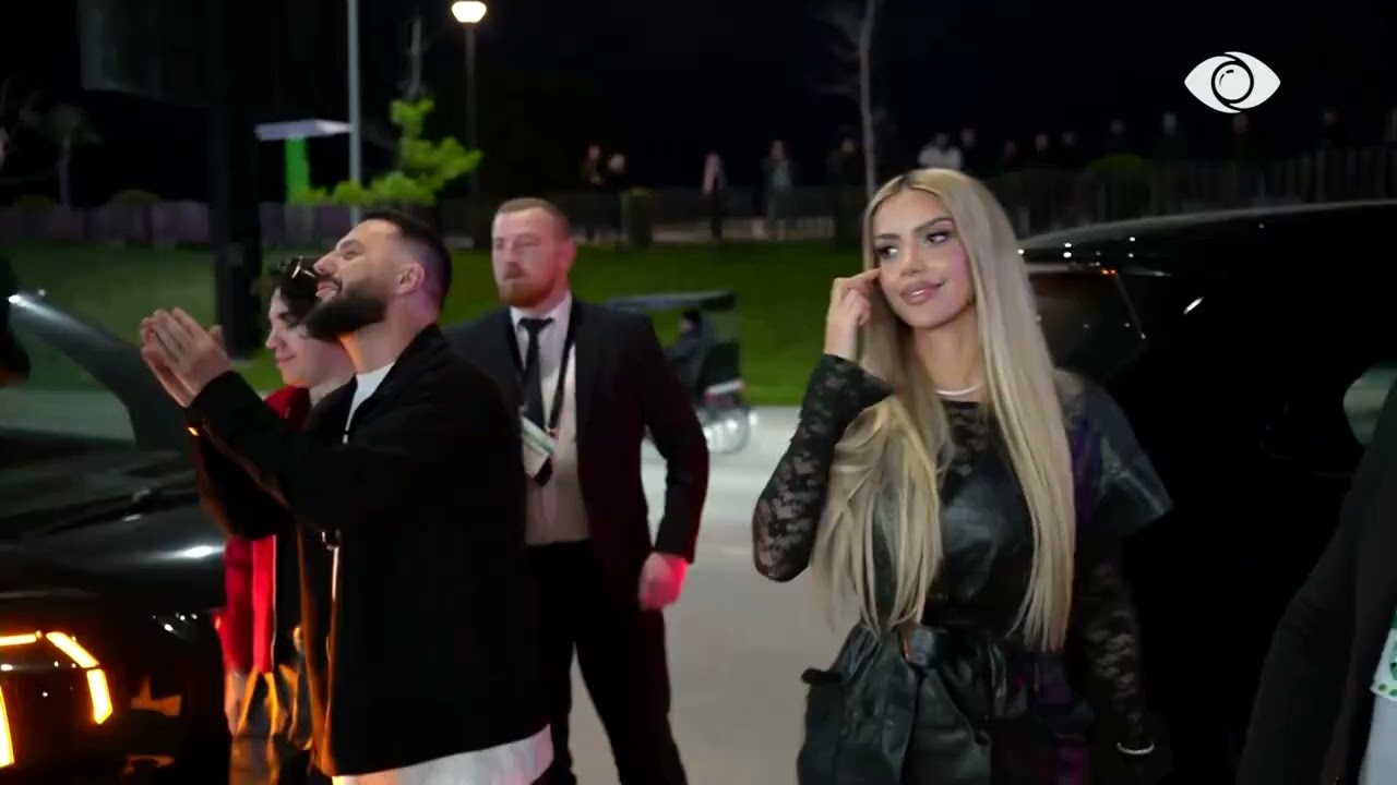 “Miri, Miri…”/ Banorët përshëndeten me njerëzit në rrugë