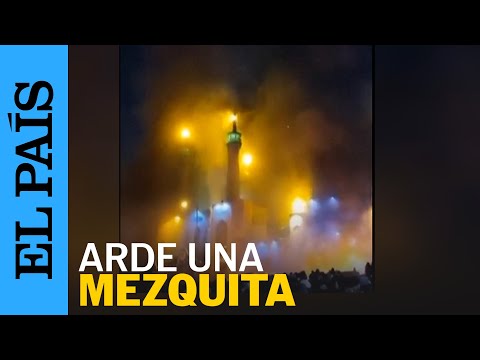 El momento en el que arde una mezquita durante las protestas en Irán | EL PAÍS