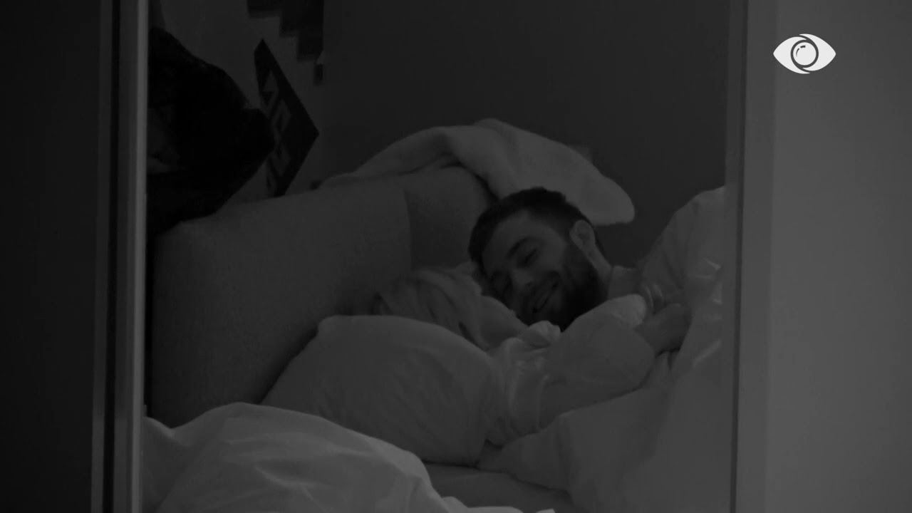 Puthje dhe përqafime mes Ilnisës dhe Meritonit në krevat: Koha jote po mbaron