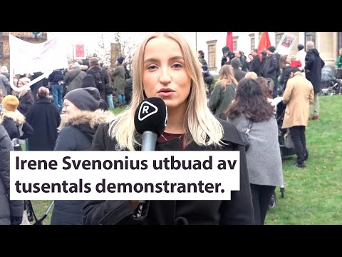 Irene Svenonius utbuad av tusentals demonstranter. Riks på demonstration om förlossningskrisen