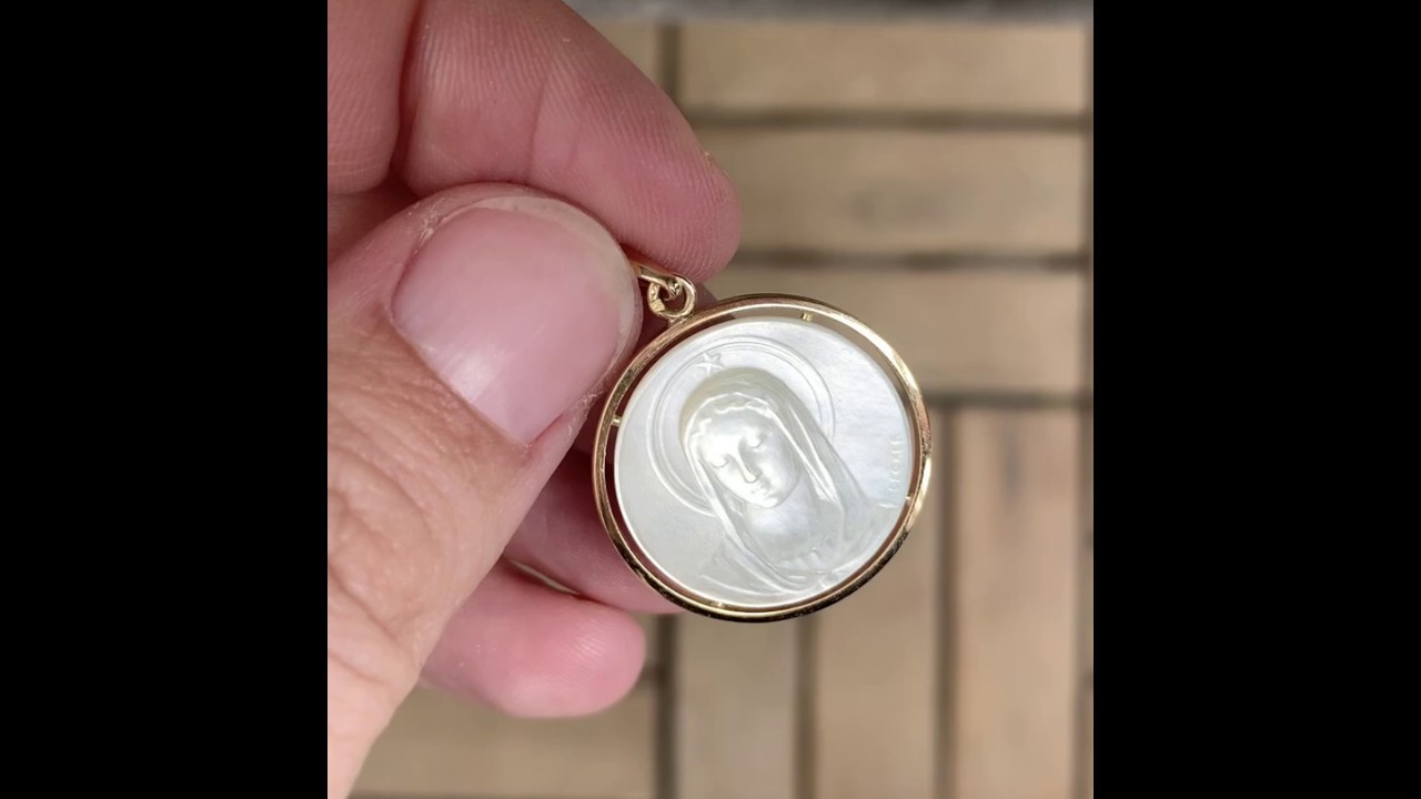 Médaille ancienne en nacre et or jaune Becker