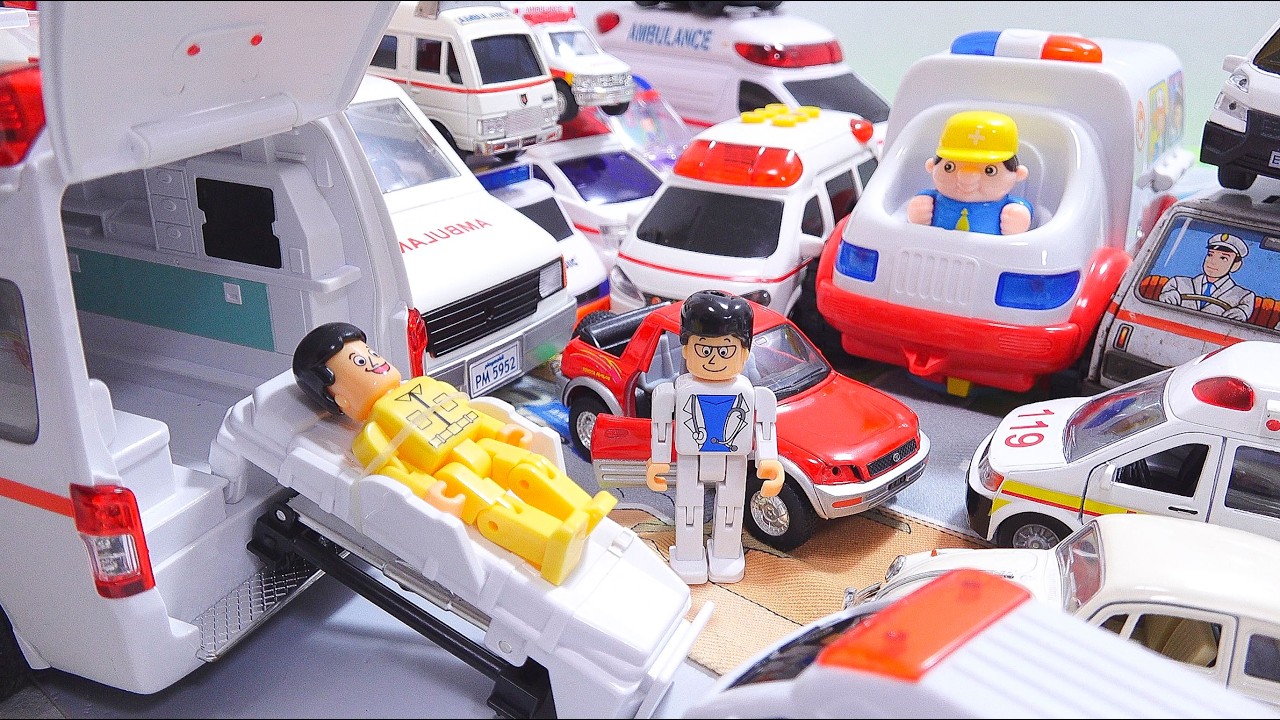 交通事故発生！たくさんの救急車ミニカーがケガをした人を助ける⭐️
