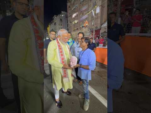 PM Modi interacts with creator of 'Modi Mask' in Patna | #shorts