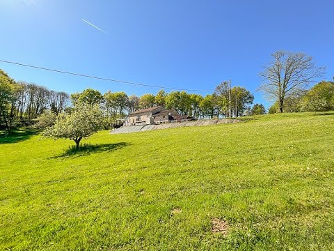 Seule sur la colline et une vue splendide