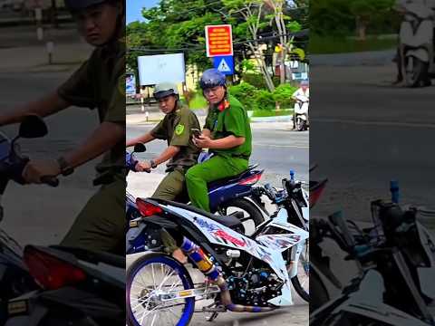 công an đi quanh xe máy độ