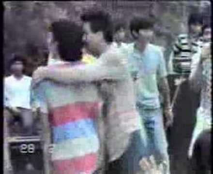 Impromptu vocalist and song change without missing a beat