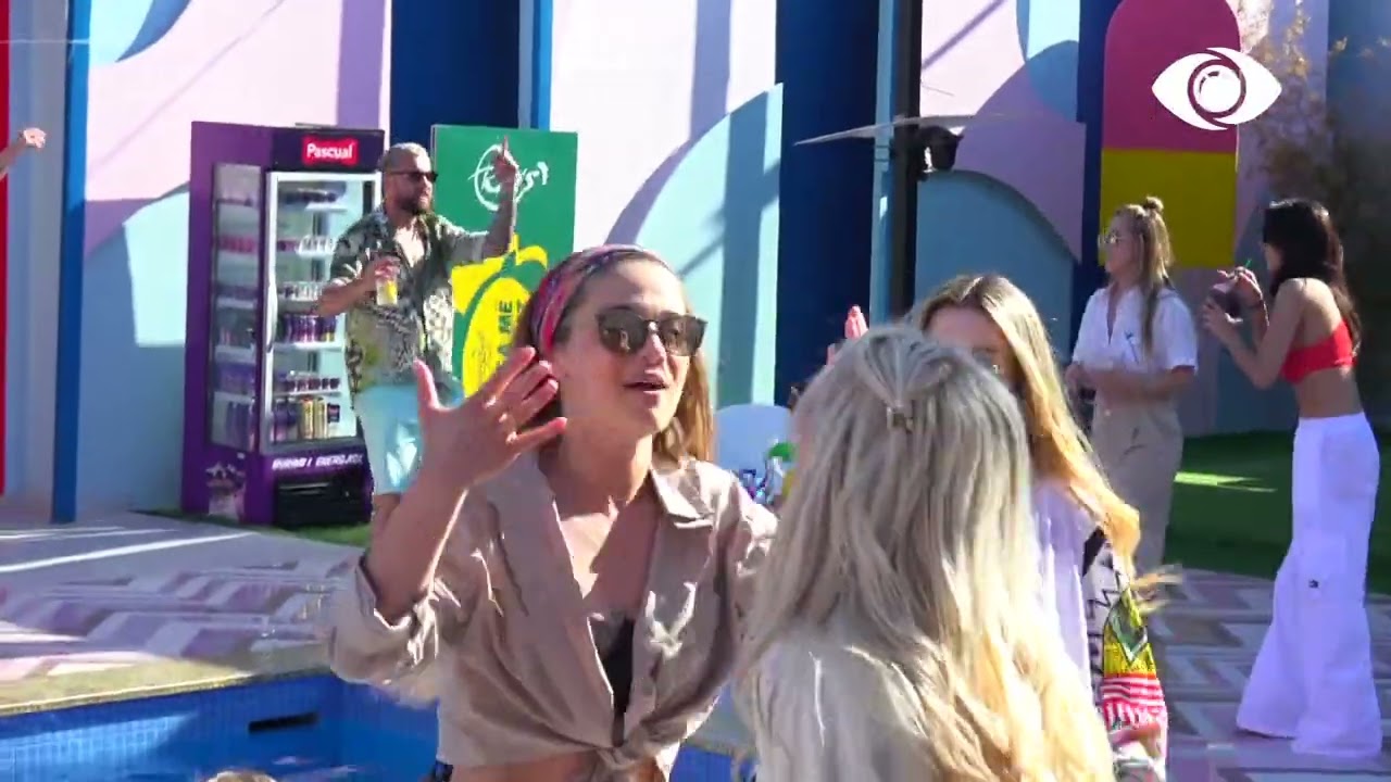 Festë në shtëpi/ Luizi kërcen me Kiarën, djemtë lahen në pishinë