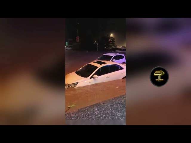 Coches flotan como juguetes en China tras fuertes lluvias