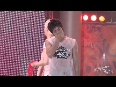 [Fancam] 100821 SHINee Jonghyun getting wet by Yuri & Donghae @ SMTown Concert