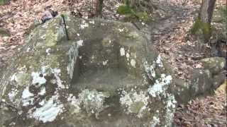 Chaise du Diable ou Fauteuil d`Isis de 5.000 ans dans Forêt à Rennes-les-Bains et Carcassonne