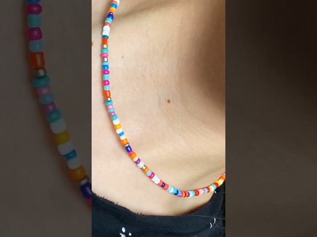 Vídeo relacionado con Alaoo Collar de Cuentas de Colores con Inicial, Gargantilla con Inicial Bohemia Personalizada, Gargantilla Hecha con Cuentas y Letras Collar con Colgante para Adolescentes, Niñas y Mujeres (A)