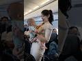 Wow Die Wunderschöne Flugbegleiterin Von Super Air Jet Befördert Einen Passagier Im Flugzeug