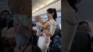 Download lagu Waw Pramugari Cantik Super Air Jet lagi Gendong Penumpang dalam Pesawat 😁😁🥰🥰👍👍 mp3