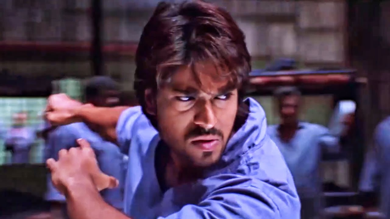 राम चरण जेल में ही गुंडों को धूल चटा रहा है l Chirutha Movie Best Action 
