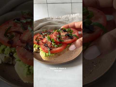 Tomato avocado toast with balsamic glaze 🤤 easy recipe for tomato season! Recipe below ⬇️ enjoy!!