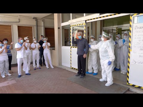 Applausi e commozione, dimesso l'ultimo paziente Covid ad Atessa