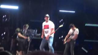 Luke Bryan sings "Move" live at CMA Fest