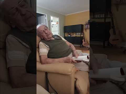 Don Naides lee A MODO DE DEDICATORIA, inicio del libro La herida que no cerró