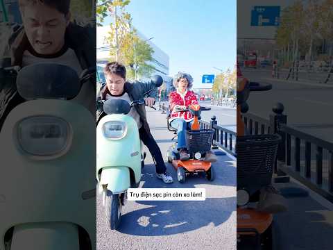 Thanh niên khoe xe xịn bất ngờ hết điện giữa đường