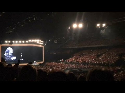 Adele sírva nyitotta meg koncertjét Antwerpenben
