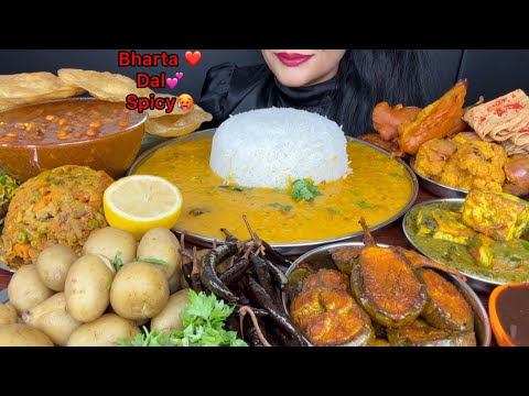 ASMR EATING ALU BARTHA,PURI,CHOLE,BAINGAN FRY,PALAK PANEER,DAL CHAWAL