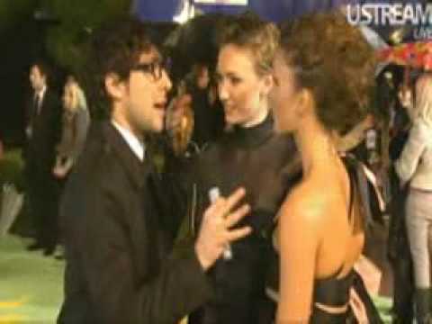 Eleanor Gecks and Eleanor Tomlinson alla première di Alice in Wonderland