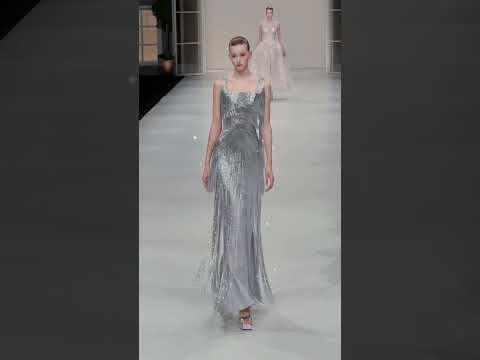 &nbsp;璀璨闪耀的钻光交织铺展 如漫步于银河的绮丽梦境 丝丝缕缕流苏的交织缠连 恣意摇曳星光跳跃的浪漫 &bull;-