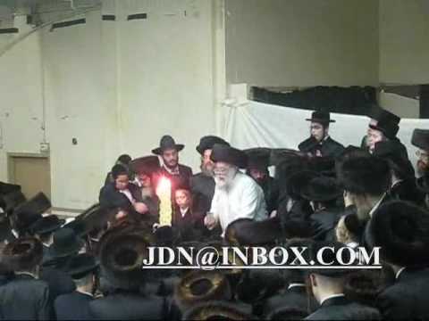 Toldos Aharon Rebbe making Havdoloh in Boro Park 5769