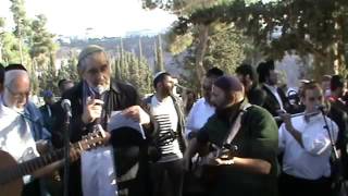 Shlomo Carlebach │Borchi Nafshi ברכי נפשי │Benyamin Steinberg (הזמר והיוצר בנימין שטיינברג) - התמונה מוצגת ישירות מתוך אתר האינטרנט יוטיוב. זכויות היוצרים בתמונה שייכות ליוצרה. קישור קרדיט למקור התוכן נמצא בתוך דף הסרטון