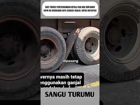 Sopir kontainer ini memasang kayu di tengah-tengah ban untuk antisipasi #shorts