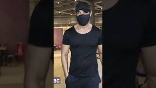 Download lagu John Abraham Snapped At Airport mp3 Download lagu John Abraham Snapped At Airport mp3