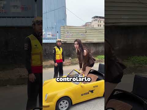 El repartidor llegó en el coche más pequeño del mundo 😳