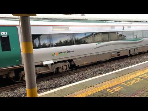 Irish Rail 22331 departing Mallow station