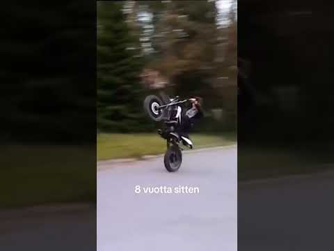 Jonne keulii mopolla karvahattu päässä