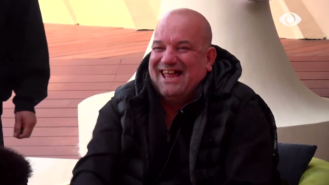 Banorët argëtohen në oborr, këndojnë së bashku